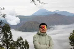 绿色衣服旅行照封面